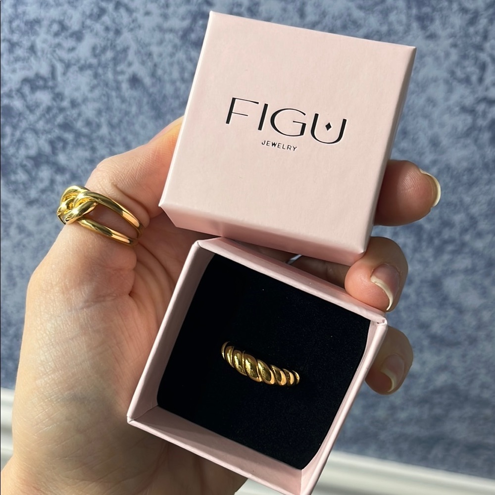 Figu Gold Textured Ring | Sira Bold Ring